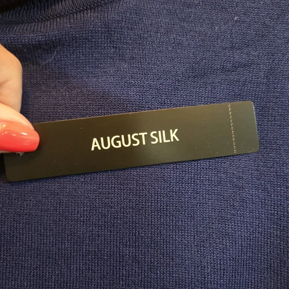 Sleeveless Turtleneck Top - Picture 3 of 3